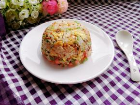 取一个大一点的盘子，将盘子倒扣在碗上，翻过来，摆盘，可以美美的享用啦！