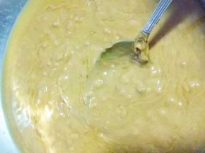 装在容器里，调入植物油搅拌均匀。倒入蛋液继续搅拌。