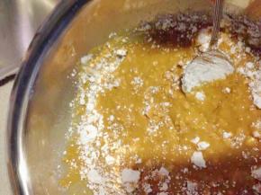 低筋面粉一点点加入，避免结巴。搅拌均匀后，再加入第二次。