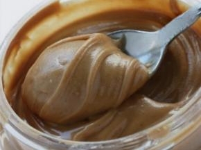 超市里可以买到的罐装的花生酱。