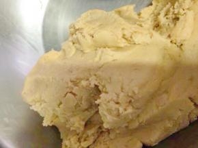 揉面团，不要过度揉搓，以免起筋。