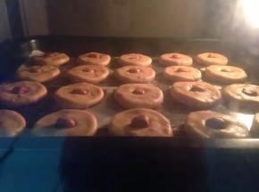 烤箱预热，140度，烤大概15分钟。（依自家烤箱习性调整）