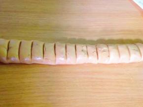 将面团搓成长条，尽管均匀，断成大小一致的小段。