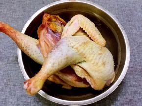 鸡肉洗净