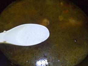 放盐调味，大火烧开后转中火炖约40分钟