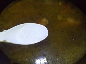 放盐调味，大火烧开后转中火炖约40分钟