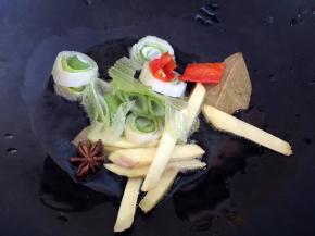 锅内放油烧至五成热，放入调料爆香