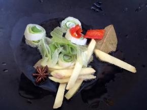 锅内放油烧至五成热，放入调料爆香