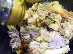 肉块变色，炒干水分后倒入生抽