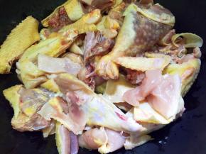 放入鸡块翻炒片刻