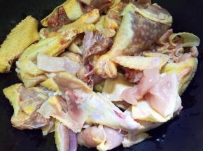 放入鸡块翻炒片刻