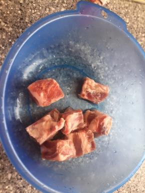 解冻后拿出八块备用。