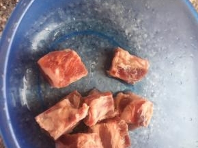 解冻后拿出八块备用。