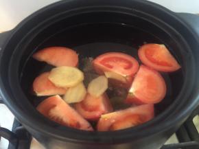 姜片放入砂锅。