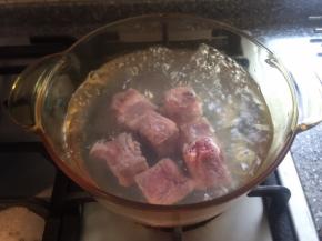 烧开水放入排骨。
