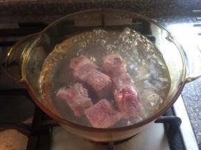 烧开水放入排骨。