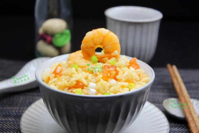 咸蛋黄虾仁炒饭
