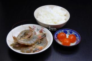 准备食材：米饭、青虾、咸蛋黄等食材；