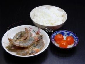 准备食材：米饭、青虾、咸蛋黄等食材；
