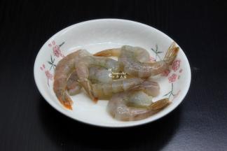 青虾解冻，去虾壳虾线，洗净，放胡椒粉、生抽、油腌制。