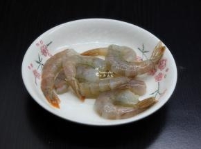 青虾解冻，去虾壳虾线，洗净，放胡椒粉、生抽、油腌制。