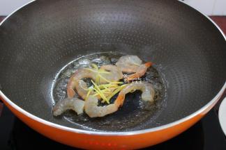 热锅，放少许油，倒入腌制好虾，生姜丝煸炒至虾变颜色；