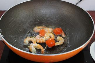 加入咸蛋黄，炒出咸鲜味，起锅；