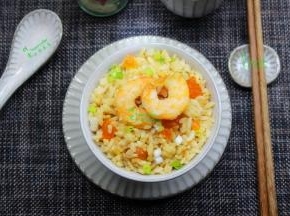 咸蛋黄虾仁炒饭，让米饭在锅中跳个舞吧，咸鲜美味的炒饭