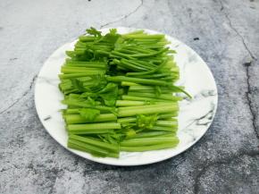 芹菜洗净，切小段