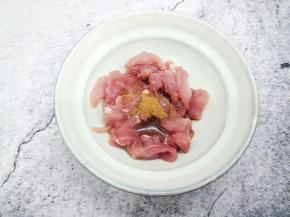 瘦肉切丝，加生抽，十三香少许，腌制5分钟