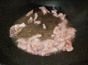 锅里放油，炒香蒜泥，加肉丝翻炒至变色，