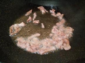 锅里放油，炒香蒜泥，加肉丝翻炒至变色，