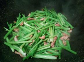 翻炒至芹菜微软，