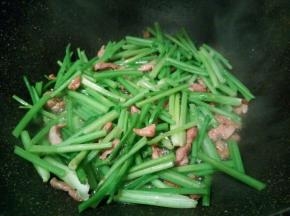 翻炒至芹菜微软，