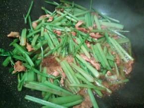 加生抽，盐少许调味，翻炒均匀出锅