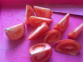 切好的蕃茄方入砂锅。