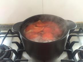 开锅转小火慢炖三小时。