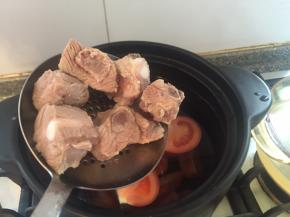 这会儿排骨可以捞出放入砂锅。