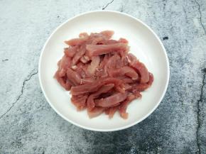 里脊肉切成条，放入碗中