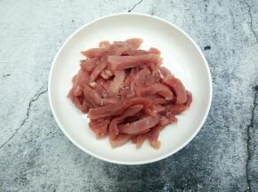 里脊肉切成条，放入碗中