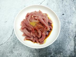 加生抽，十三香适量抓匀，腌制大约15分钟