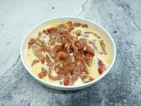 淀粉加水调成稀糊，倒入腌制好的肉条，搅拌均匀。