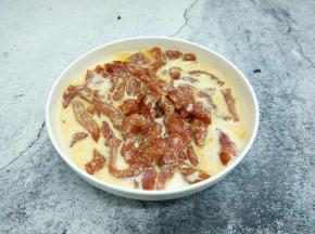 淀粉加水调成稀糊，倒入腌制好的肉条，搅拌均匀。