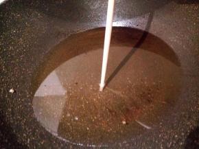 锅烧热后倒油，烧至七成热时，筷子周围冒泡