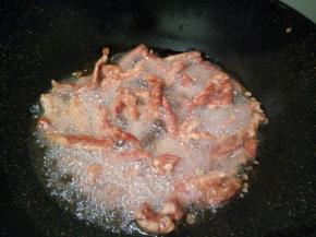 将炸好的里脊肉，再次倒入锅内复炸，待表面呈金黄色时捞出