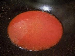 锅内留少许底油，放番茄酱炒一下，尝下味道，糖醋不够就再加点白糖，根据口味自己添加