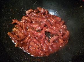 把炸好的肉条放到番茄酱汁里，翻炒均匀就可以起锅