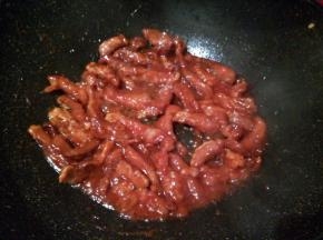 把炸好的肉条放到番茄酱汁里，翻炒均匀就可以起锅