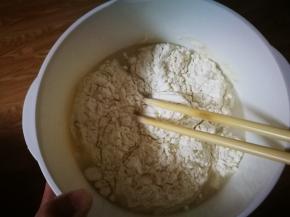 提前一天制作波兰种，鲜酵母提前用30度温水化开，然后把面粉水一起搅匀，天冷，要用温水，不然发酵困难！然后室温放置1个小时左右，之后放入冰箱