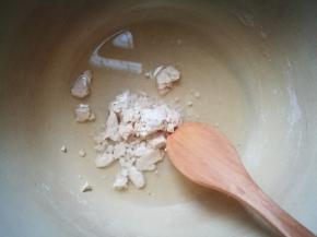 另取鲜酵母用温水化开